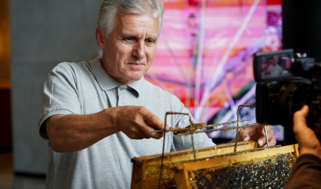 Slika broj 1344946. U "URBANIM PČELINJACIMA" MED BESPREKORNO ČIST! Uprkos suši, ove godine pčele vredno radile, a ovo je rezultat!