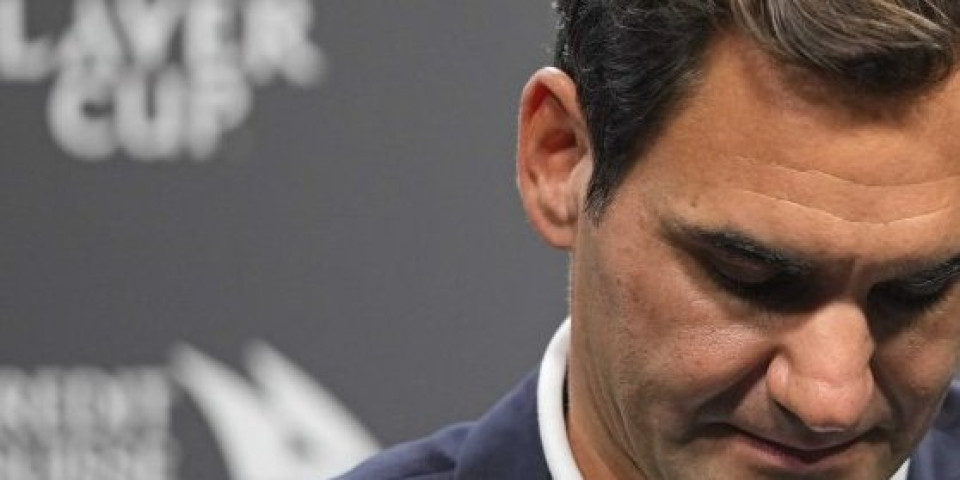 Federer sa maskom, a preko nje krv! Rodžer dobio jezivu poruku od Švajcaraca! (VIDEO)