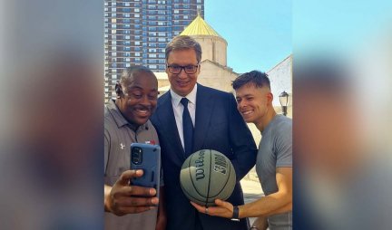 ON SVE STIŽE! U pauzi između gostovanja na američkoj TV i govora u UN Vučić sreo momke koji igraju basket pa im se pridružio! Evo kako su reagovali! (Foto)