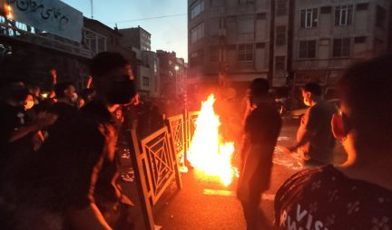 (VIDEO) NJENA SMRT POKRENULA PROTESTE ŠIROM ZEMLJE! Žene napravile haos na ulicama - SEKLE KOSU, PALILE HIDŽABE!