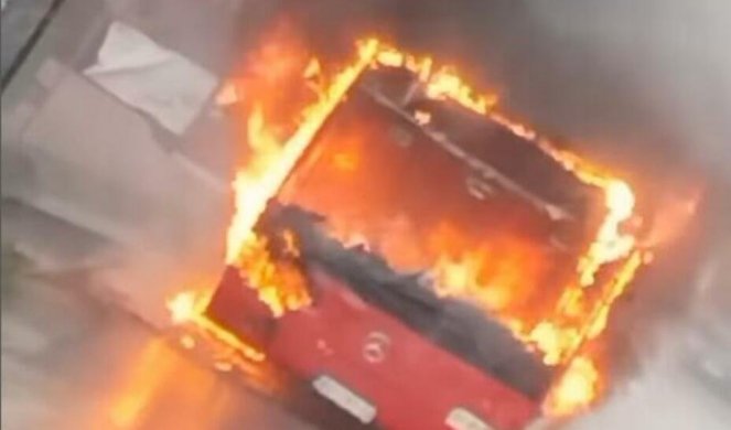 Slika broj 1361317. ZAPALIO SE AUTOBUS U RIPNJU! Vatra za tili čas "progutala" vozilo na stajalištu  (VIDEO)