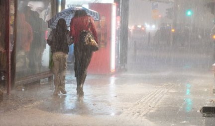 JAK PLJUSAK NAPRAVIO HAOS U BEOGRADU! Gejziri nasred ulice, voda ulazila u KAFIĆE! Snimci nevremena koje je pogodilo prestonicu! (FOTO, VIDEO)