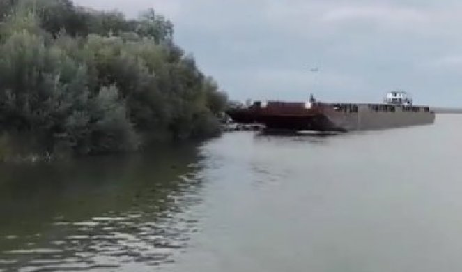 OVAJ NE STAJE, OVAJ KRŠI I LOMI! Drama na Dunavu kod Vinče, barža van kontrole SAMLELA SPLAV (VIDEO)
