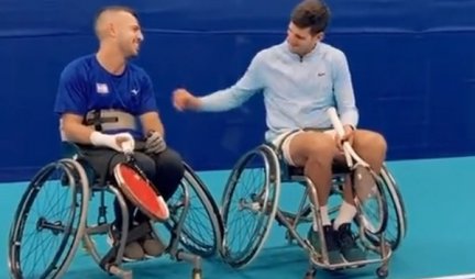 FENOMENALAN GEST NOVAKA! Đoković igrao tenis u invalidskim kolicima (VIDEO)