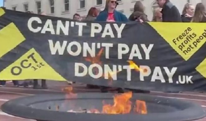 "ZAMRZNI POMFRIT, A NE LJUDE"! Veliki protesti protiv visokih životnih troškova u Britaniji, demonstranti palili račune! (VIDEO)