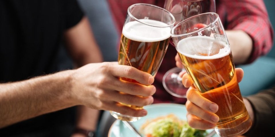 UKOLIKO ŽELITE DA POPIJETE VIŠE ALKOHOLA ZA PRAZNIKE, TREBA DA SE PRIDRŽAVATE OVIH 6 PRAVILA! Evo zašto je bitno da pojedete i NEŠTO SLATKO