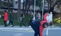 SVAKA ČAST LJUDINO! Čovek sa štakama stao nasred ulice i uradio nešto što je oduševilo Beograđane (VIDEO)