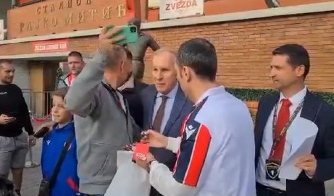 STIGAO JE DŽAJA! Navijači opkolili legendu, SVI ŽELELI FOTOGRAFIJU I AUTOGRAM! (VIDEO)