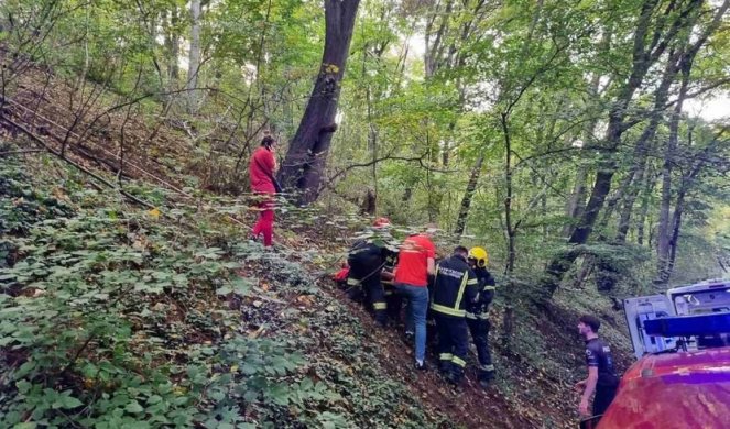 RUSKINJA ZATRAŽILA OD TAKSISTE DA STANE PORED PUTA PA UPALA U PROVALIJU: Iz ambisa je izvukli spasioci, "prošla" samo sa lakšim povredama