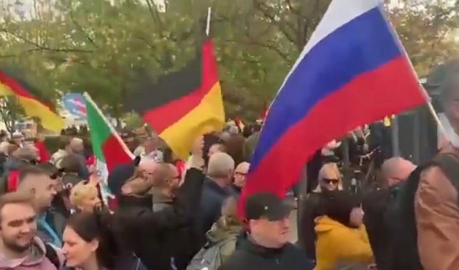 (VIDEO) NEMAČKA KLJUČA! Sve veći protesti protiv sankcija Rusiji i isporuke oružja Kijevu, vijore se nemačke i ruske zastave!