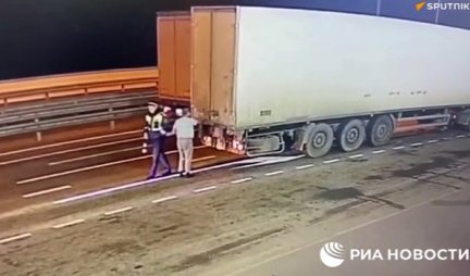 FSB OBJAVIO SNIMAK SA CARINE! SVE JE BILO DOGOVORENO! Ovako je policajac pregledao kamion koji je digao u vazduh deo Krimskog mosta! (VIDEO)