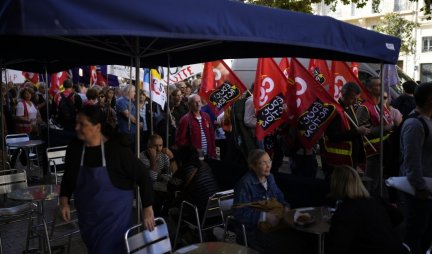 (VIDEO) HAOS NA ULICAMA PARIZA, MAKRON U PANICI! Štrajkovi paralisali Francusku, širom zemlje protesti i blokade zbog ekonomske situacije!