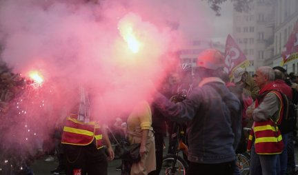 (VIDEO) BRUTALAN SUKOB POLICIJE I GRAĐANA! Haos u Francuskoj ulazi u novu fazu, organi reda žestoko udarili po demonstrantima!