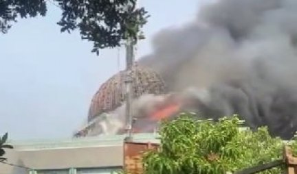 DRAMATIČAN SNIMAK URUŠAVANJA KUPOLE! Zapalila se džamija u Džakarti, više od 10 vatrogasnih vozila intervenisalo! (VIDEO)