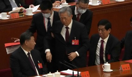 (FOTO) HU ĐINTAO IZVEDEN SA KONGRESA KOMUNISTIČKE PARTIJE! Bivši predsednik Kine nevoljno izašao iz dvorane