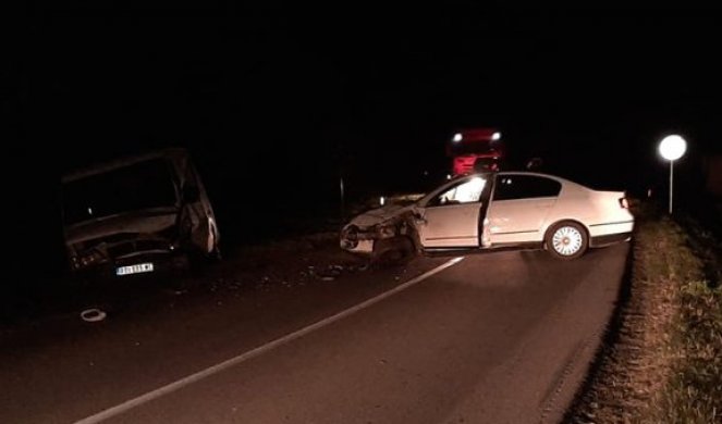 TEŠKA NESREĆA KOD KOVINA! Preticao kamion preko pune linije, pa se zakucao u kombi, POVREĐENO VIŠE OSOBA (FOTO)