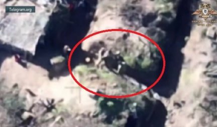 DO SADA NEVIĐENO! Ruski dron snimio tuču dvojice ukrajinskih vojnika usred fronta! (VIDEO)
