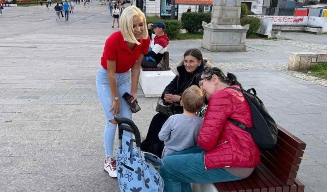 JEDNIM GESTOM UČINILA JE DECI NEZABORAVAN VIKEND! Najlepša srpska političarka u novoj akciji, delila najmlađima kinder jaja