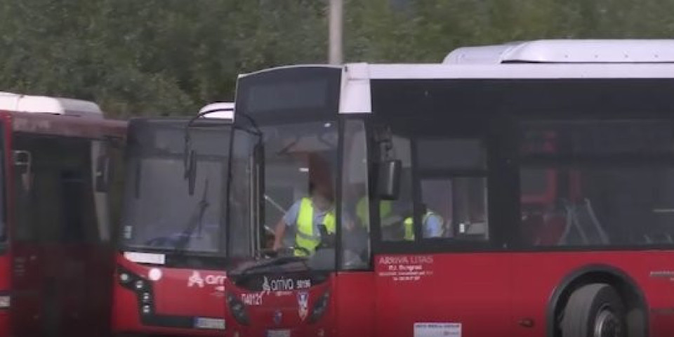 Opšti haos na okretnici na Karaburmi! Sudarila se dva autobusa, vozač i putnici se sukobili!