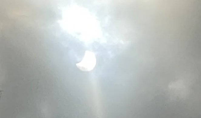 OVAKO IZGLEDA POMRAČENJE SUNCA! Mesec je dodirnuo Sunce - nestvaran prizor u Beogradu (FOTO)
