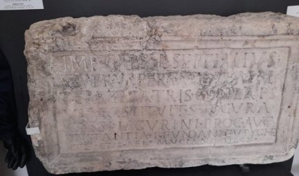 Na hiljade turista za tri godine došlo da vidi kamenu ploču iz doba Rimljana! Na njoj je ispisana molitva stara više od 2000 godine