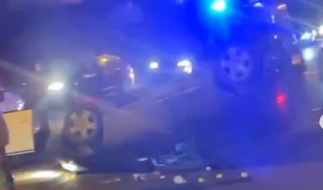 SUDAR TAKSIJA I PUTNIČKOG VOZILA NA LEDINAMA! Od siline udarca jedan automobil završio na krovu (VIDEO)