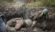 (VIDEO) BOMBE PADAJU DIREKTNO NA UKRAJINSKE VOJNIKE! Bitka za Marinku u punom jeku