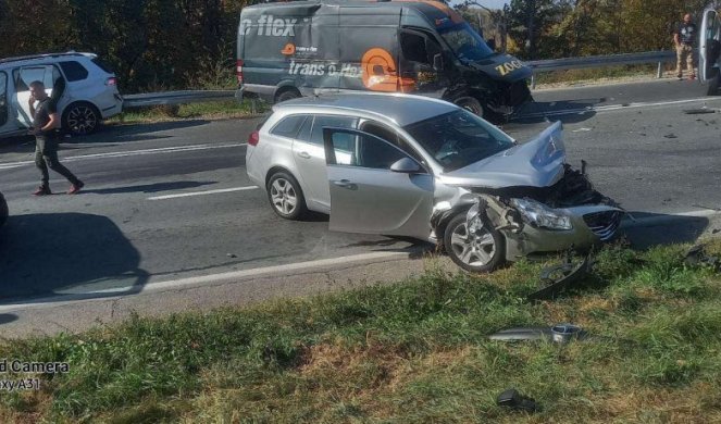 DETALJI STRAVIČNE NESREĆE KOD MLADENOVCA! Među povređenima i troje dece mlađe od pet godina, NA MESTU SUDARA HAOS (FOTO)