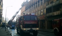 VELIKI POŽAR NA KARABURMI! Gori krov zgrade, dve vatrogasne ekipe se bore sa vatrenom stihijom!