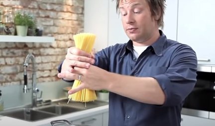 OVU CAKU MNOGI NE ZNAJU! Džejmi Oliver otkriva KAKO da napravite špagete, poput pravih Italijana! (VIDEO)