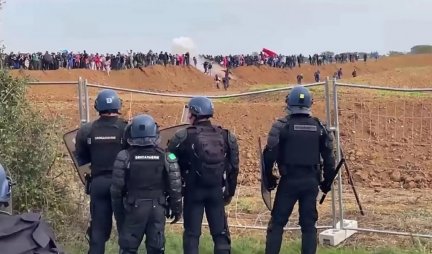 BOJNO POLJE! Žestok sukob na hiljade demonstranata i policajaca u francuskom selu! (VIDEO)