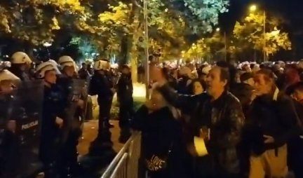 HAOS U CRNOJ GORI! Demonstranti blokirali vrata Skupštine, probijena i zaštitna ograda! Čuju se uvrede upućene Abazoviću (VIDEO)