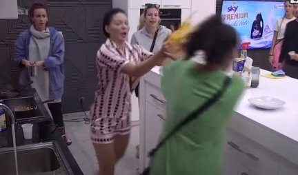 VUKLA JE ZA KOSU PO CELOJ KUHINJI! Maja polila Milicu jajima, Veselinovićka je uhvatila za kiku i obrisala pod njom! (VIDEO)