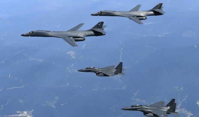 SPREMAJU INVAZIJU? Amerika poslala dva strateška bombardera sa moćnom pratnjom, potezi Pjongjanga prelili čašu! "Oprezna oluja" donela haos na Korejsko poluostrvo!