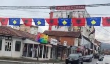 SRAMNA PROVOKACIJA ALBANACA! Kurtijevi ljudi uoči skupa na severu Kosovske Mitrovice kače zastave Albanije, lažne države i SAD (VIDEO)