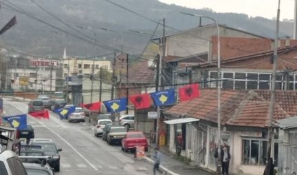 ŠIPTARI NE PRESTAJU SA PROVOKACIJAMA! Na ulicama jednog naselja u Severnoj Mitrovici postavljene zastave Albanije i lažne države Kosovo