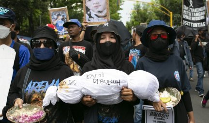 INDONEŽANI TRAŽE PRAVDU NA ULICI! Zahtevaju da se sankcionišu odgovorni za tragediju u kojoj je stradalo 135 ljudi