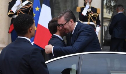 Makron iskreni prijatelj Srbije! Predsednik Francuske najsrdačnije dočekao Vučića ispred Jelisejske palate u Parizu! (FOTO)