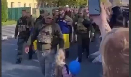 (VIDEO) UKRAJINSKA VOJSKA ULAZI U HERSON! Građani postavljaju zastave, dočekuju vojnike, iako su upozoreni da ostanu kod kuće