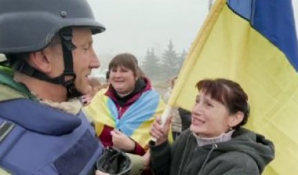 "SLAVA UKRAJINI"! Ne strahujemo da će nas Rusi ubiti, živeli smo za ovaj trenutak! Ukrajinci preplavili ulice Hersona, vlada velika EUFORIJA (VIDEO)