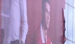 ISPLIVAO SNIMAK! Cepaju Ronaldov plakat sa OLD TRAFORDA! Portugalac: Oni su zaostali!  (VIDEO)