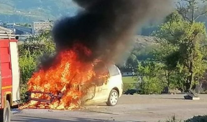 AUTOMOBIL BUKNUO KAO KUTIJA ŠIBICA! U severnom delu Kosovske Mitrovice zapaljeno vozilo KG tablica