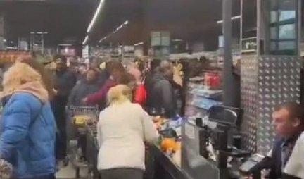 (VIDEO) HERSON NAKON POVLAČENJA RUSA: Građani pohrlili u novi UKRAJINSKI supermarket, grad i dalje BEZ VODE I STRUJE!
