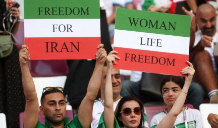 FUDBALERI IRANA NISU PEVALI HIMNU! Igrači se solidarisali sa ženama, Iranke plakale na tribinama!
