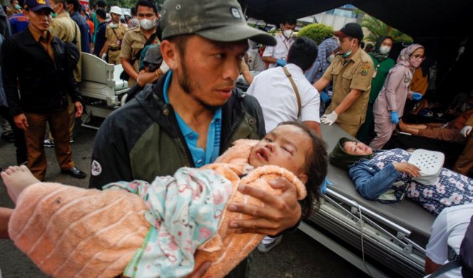 VEĆINA KOJI SU POGINULI BILA SU DECA! Jezivi prizori nakon razornog zemljotresa u Indoneziji, spasioci tragaju za preživelima (FOTO)