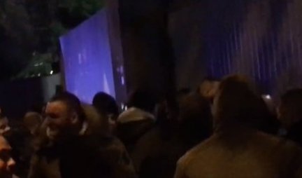 POLICIJA KRENULA NA NAVIJAČE PARTIZANA! Napeto u Barselonim, VATRENE PRISTALICE CRNO-BELOG KLUBA POKUŠALE DA UĐU U DVOARANU (VIDEO)