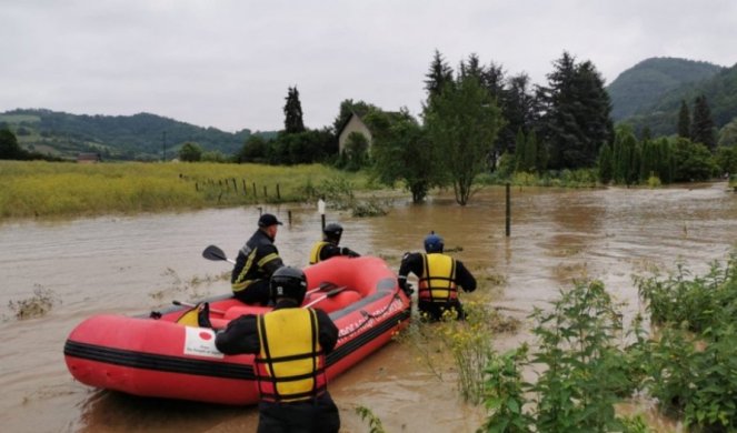 Muškarac skočio u reku Moravicu! Vatrogasci ga spasili i predali lekarima (VIDEO)