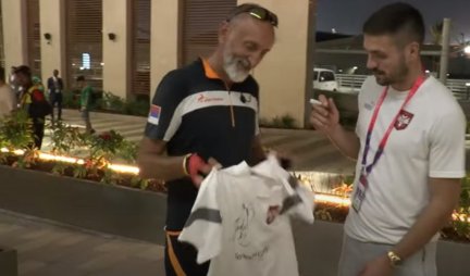PODVIG ZA PAMĆENJE! Hrabri biciklista posle četiri meseca vožnje DOŠAO U KATAR da bodri Orlove! Dočekao ga kapiten Srbije! (VIDEO)