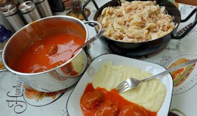 NEDELJNI RUČAK ZA MALO PARA! Ćufte u paradajz sosu u kombinaciji sa pireom će vas oduševiti (VIDEO)