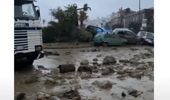 LAVINA OD BLATA SRUČILA SE NA GRADIĆ! Užas na italijanskom ostrvu, vatrogasci izvukli automobil iz mora i spasili dvojicu putnika (VIDEO)